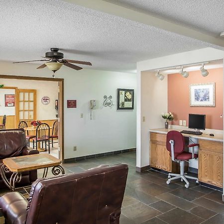 Econo Lodge Inn & Suites Дабек Экстерьер фото