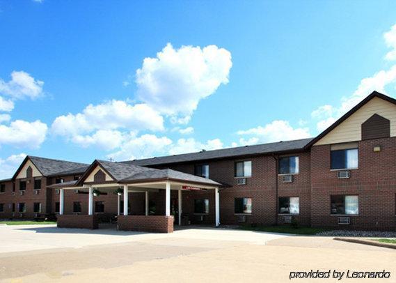 Econo Lodge Inn & Suites Дабек Экстерьер фото