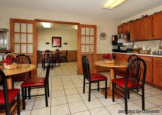 Econo Lodge Inn & Suites Дабек Ресторан фото