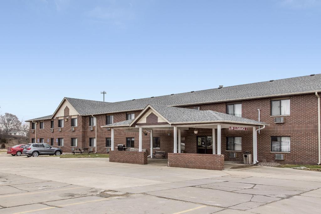 Econo Lodge Inn & Suites Дабек Экстерьер фото