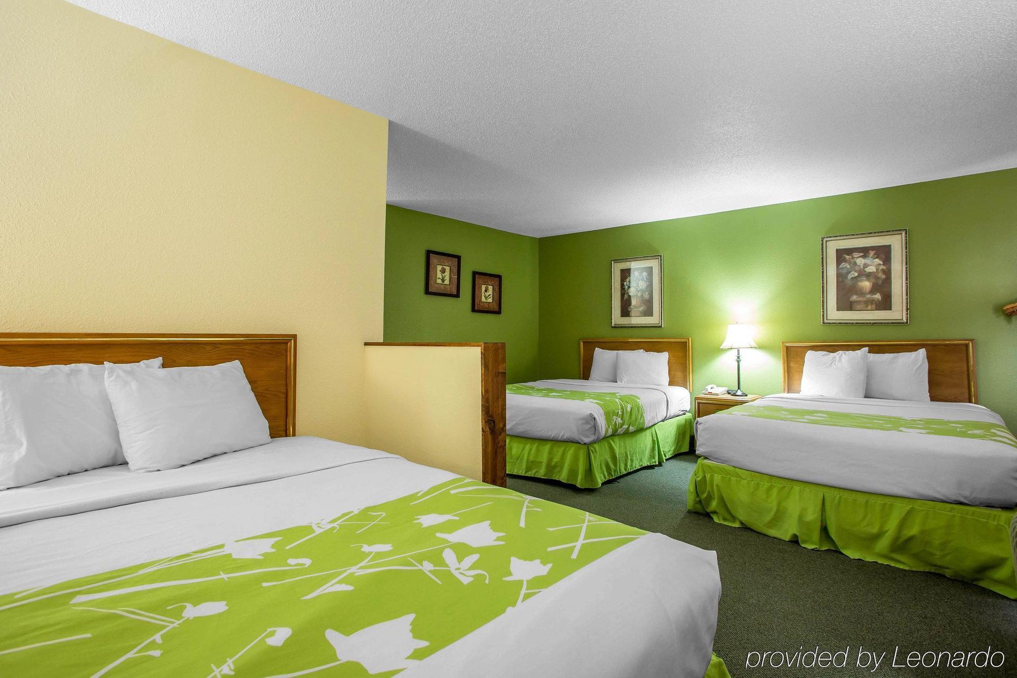 Econo Lodge Inn & Suites Дабек Экстерьер фото