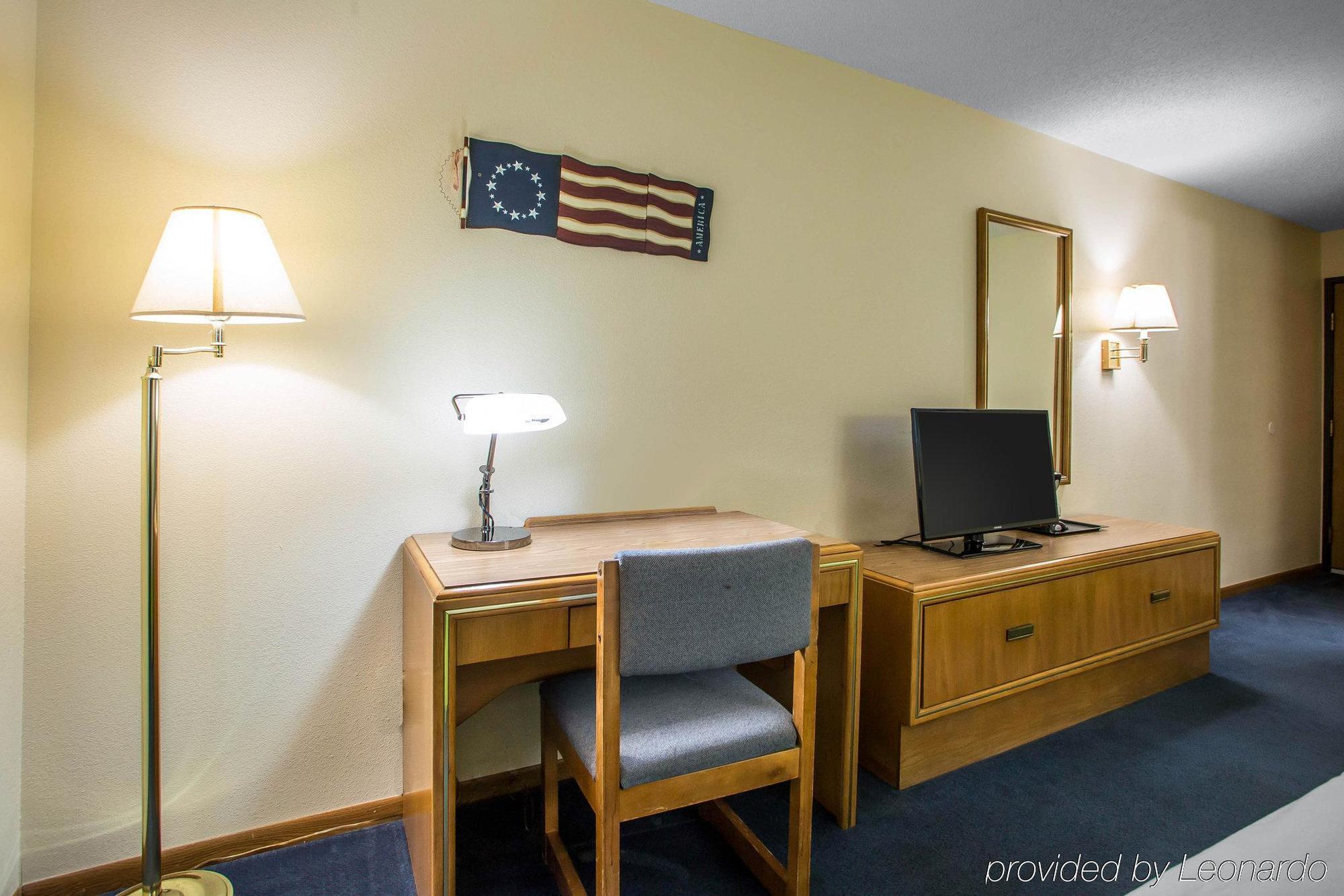 Econo Lodge Inn & Suites Дабек Экстерьер фото
