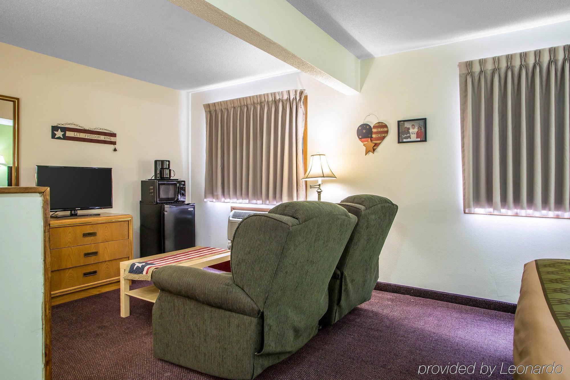 Econo Lodge Inn & Suites Дабек Экстерьер фото