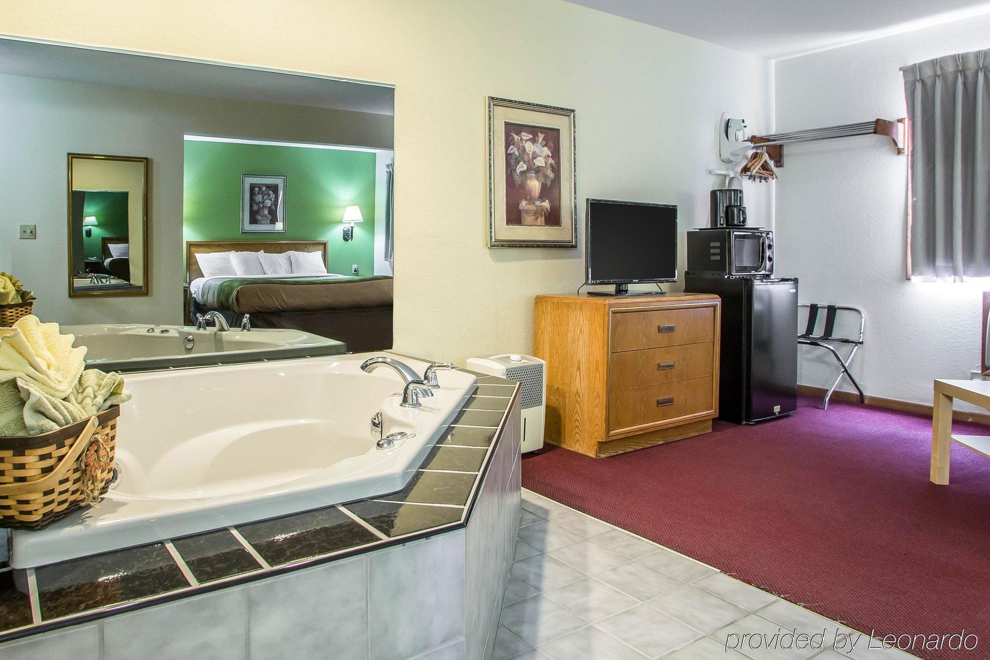 Econo Lodge Inn & Suites Дабек Экстерьер фото