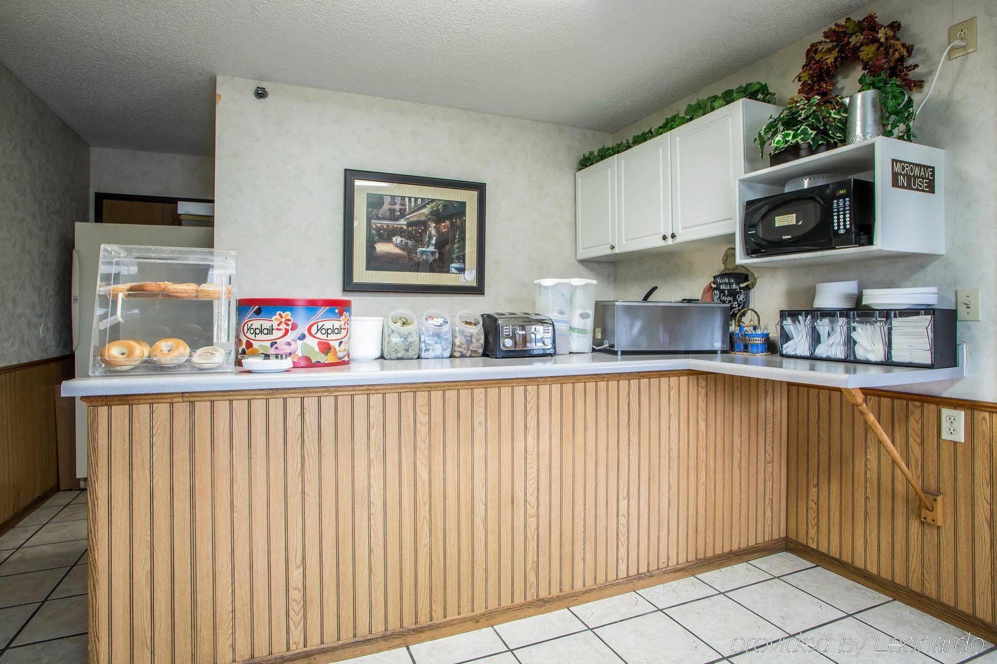 Econo Lodge Inn & Suites Дабек Экстерьер фото