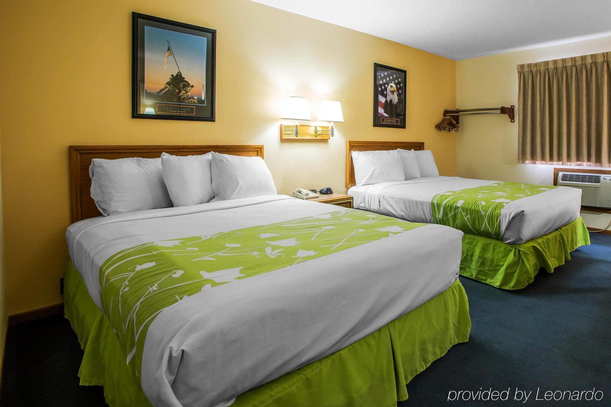 Econo Lodge Inn & Suites Дабек Экстерьер фото