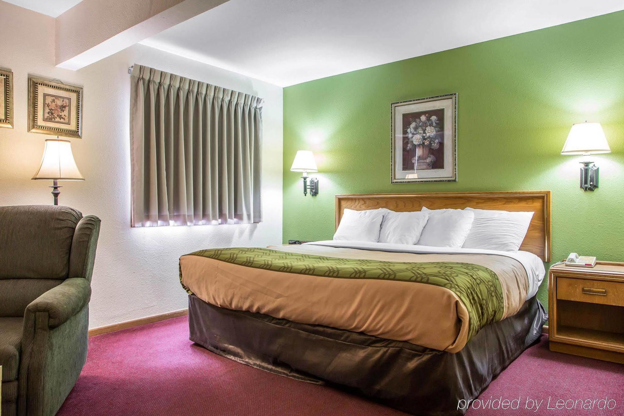 Econo Lodge Inn & Suites Дабек Экстерьер фото