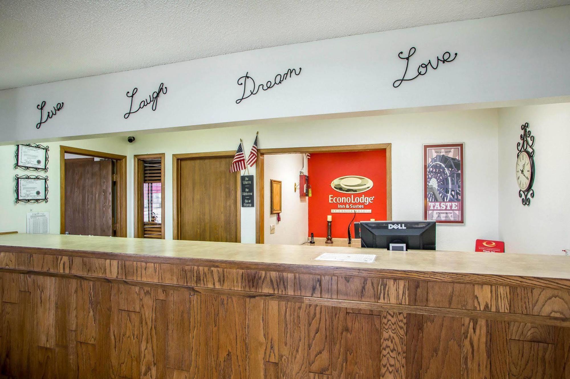 Econo Lodge Inn & Suites Дабек Экстерьер фото