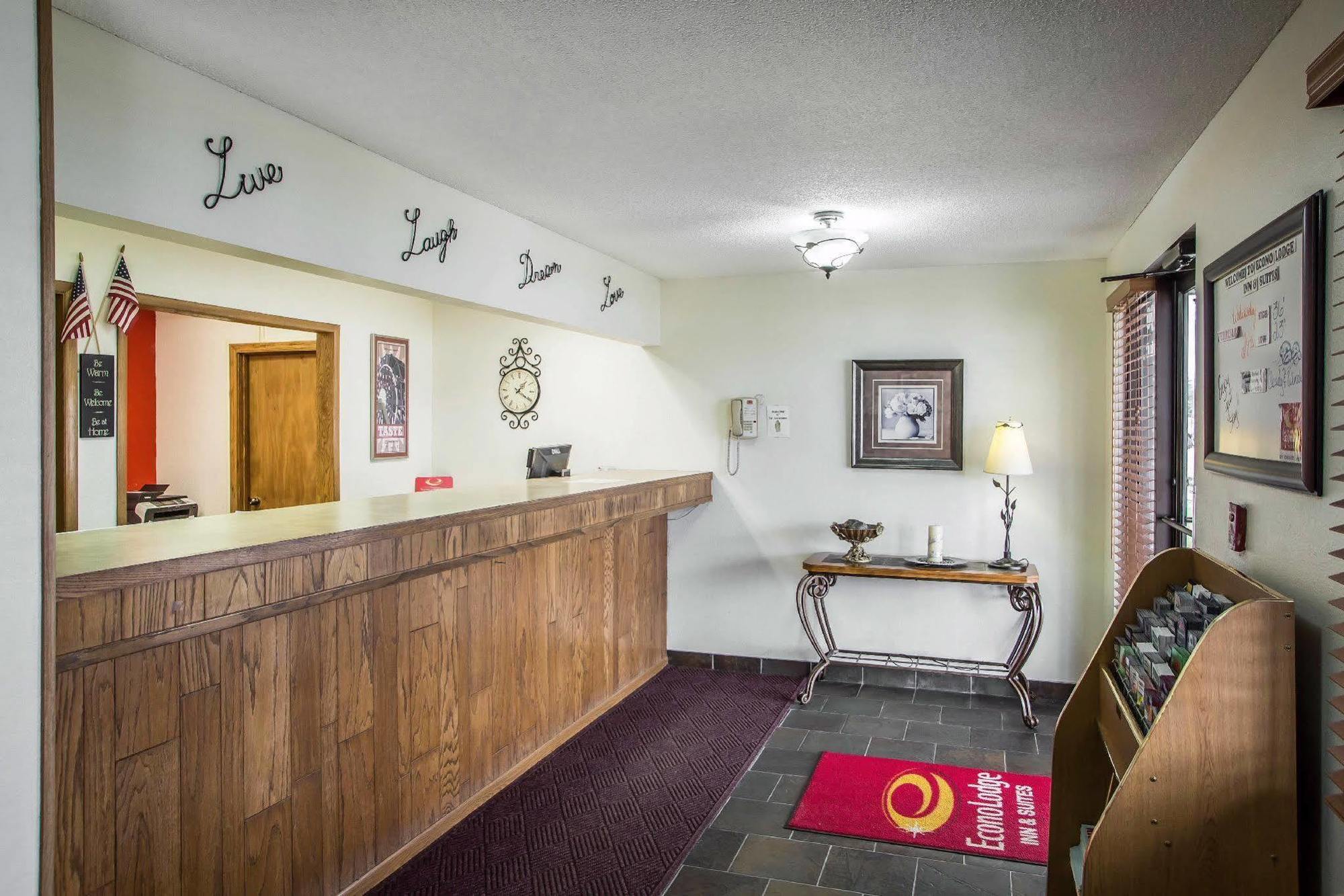 Econo Lodge Inn & Suites Дабек Экстерьер фото