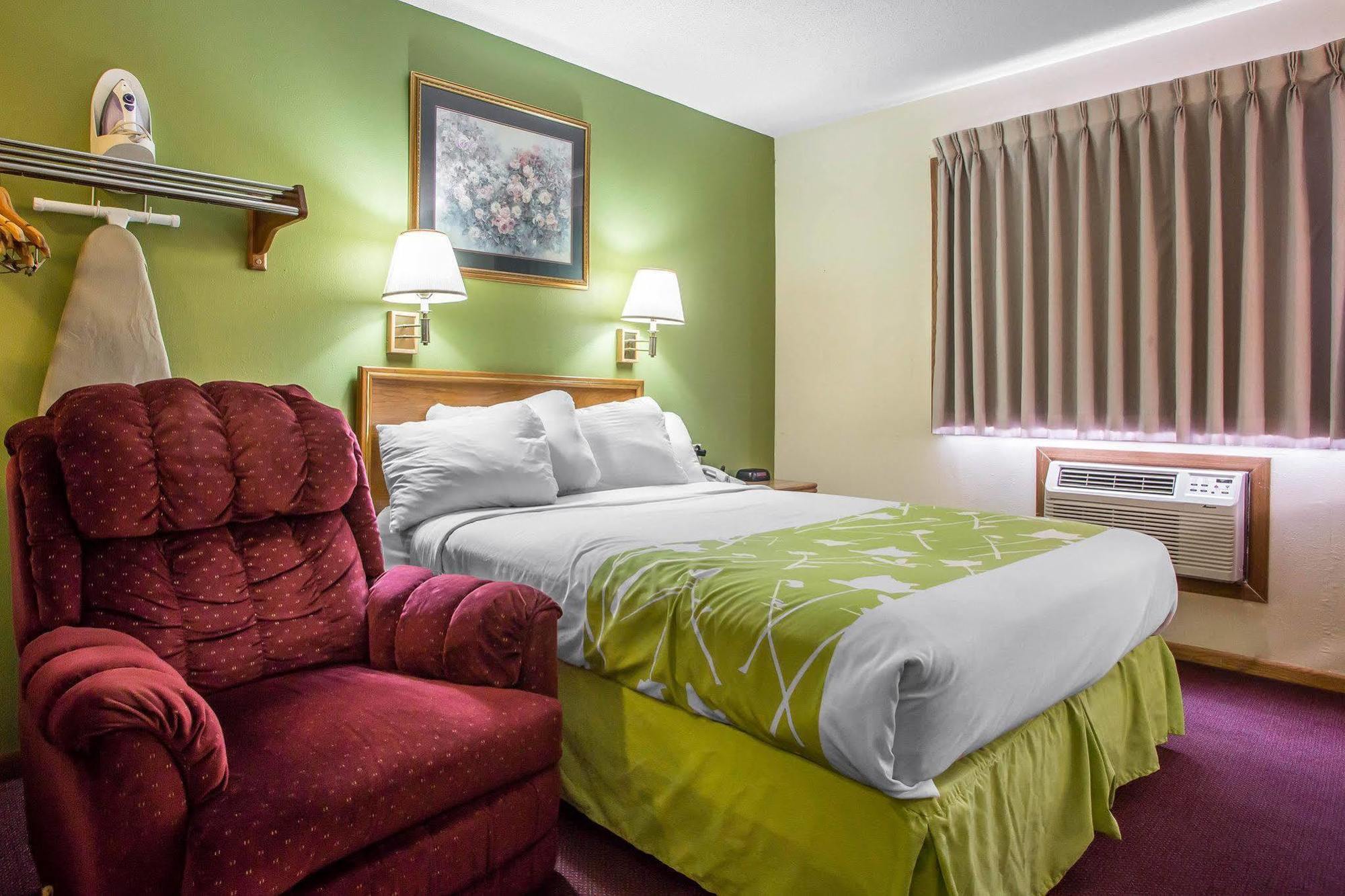 Econo Lodge Inn & Suites Дабек Экстерьер фото