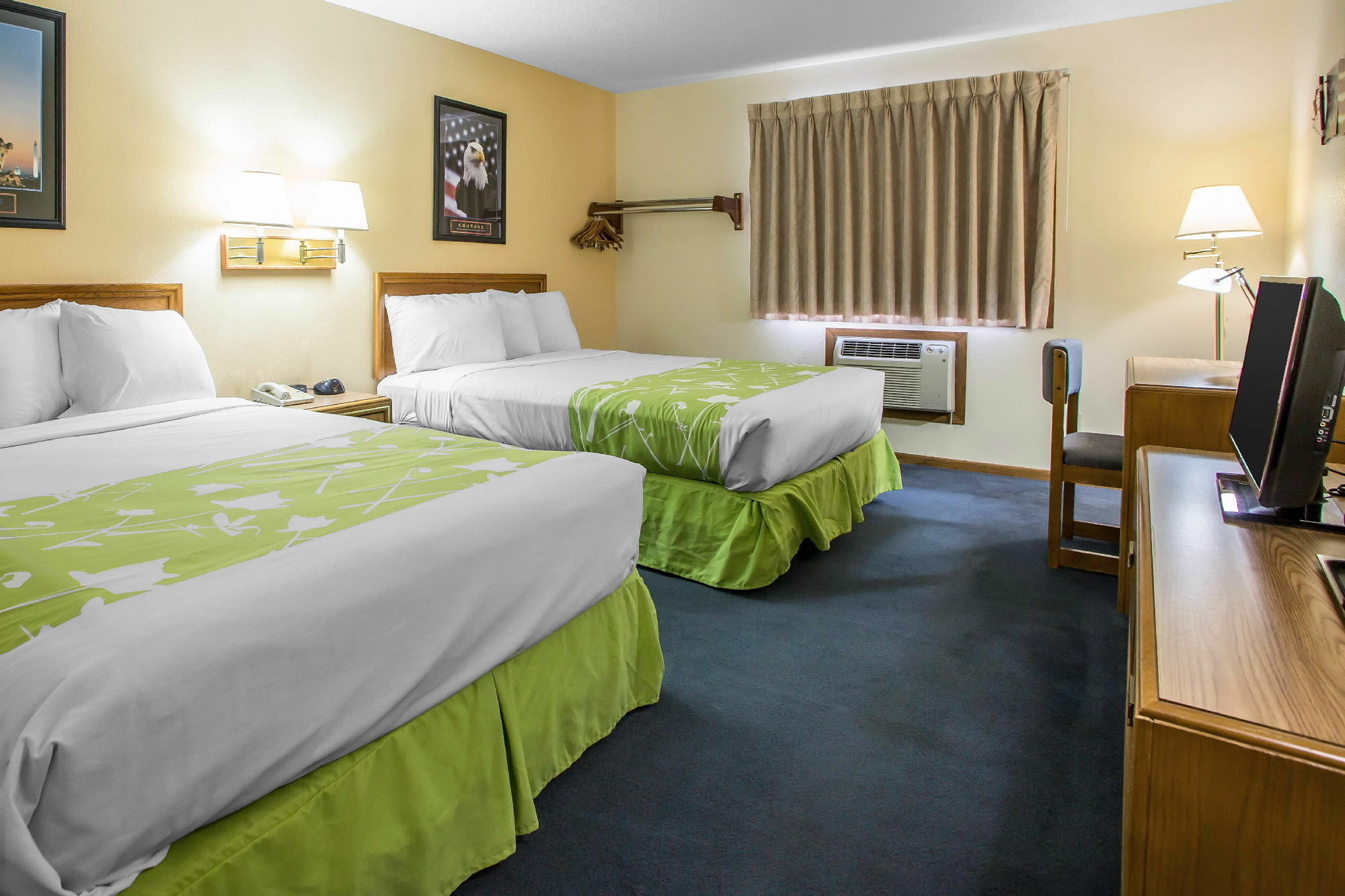Econo Lodge Inn & Suites Дабек Экстерьер фото